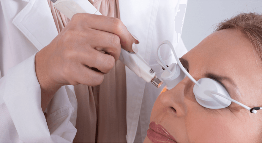 ELI_4178-4 a doctor utilizing OptiLIGHT device