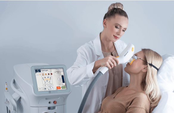 visio_products a doctor utilizing OptiLIGHT device