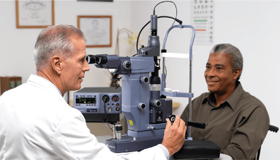 Selecta-Trio-Patient-1-Web a doctor utilizing Smart Selecta Trio device